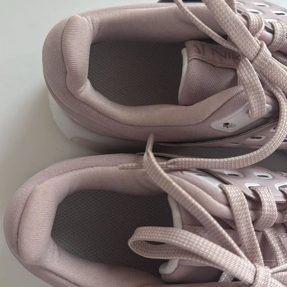 Nike Women's Sneakers Size 6.5 Gym Workout Exercise Walking